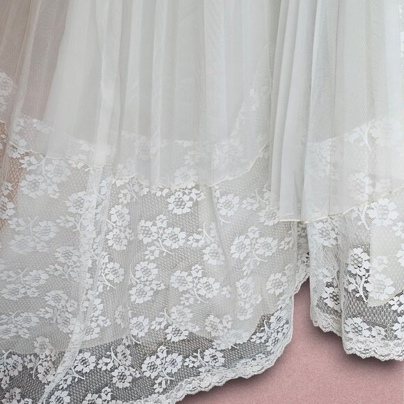 Vintage Floral Lace Long Sleeve Wedding Gown - Picture 11 of 16